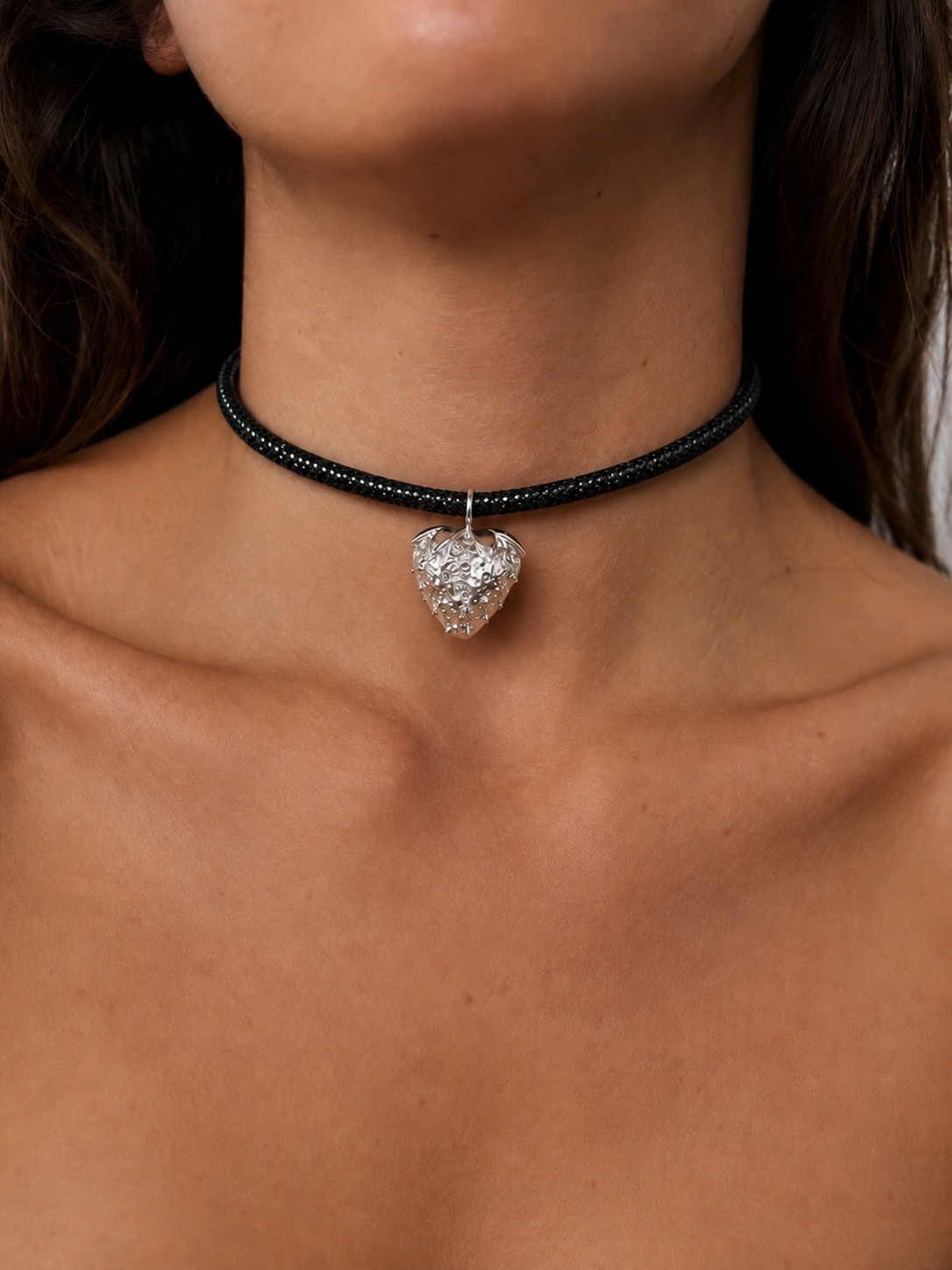 NIGHT STRAWBERRY CHOCKER SILVER